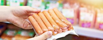 На прилавки Одещини могли потрапити небезпечні сир і сосиски, що експортувались з Італії